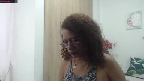 Snapshot of smilet_milf chatting on 02.14.25 Smileth online show from 02.14.25