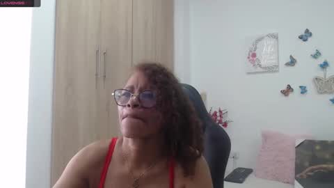 Snapshot of smilet_milf chatting on 02.19.25 Smileth online show from 02.19.25