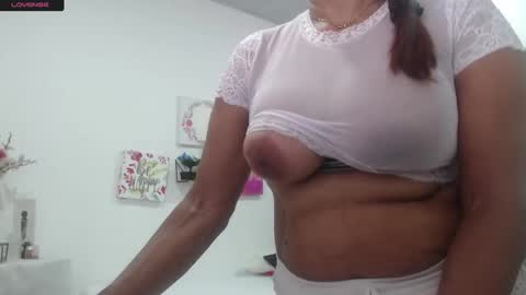 Snapshot of smilet_milf chatting on 09.12.25 Smileth online show from 09.12.25
