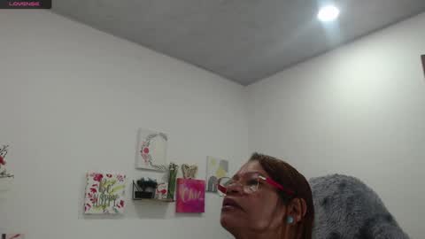 Snapshot of smilet_milf chatting on 09.25.25 Smileth online show from 09.25.25