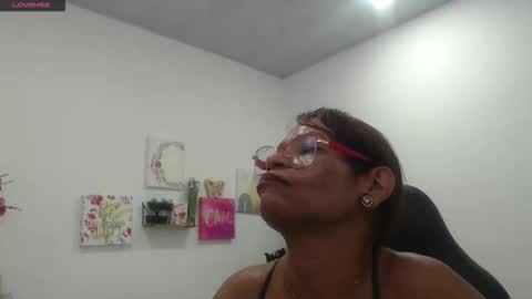 Snapshot of smilet_milf chatting on 10.29.25 Smileth online show from 10.29.25
