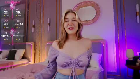 Snapshot of smiley_mia_ chatting on 02.23.25 Mia online show from 02.23.25