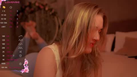 Snapshot of smiley_mia_ chatting on 09.10.25 Mia online show from 09.10.25