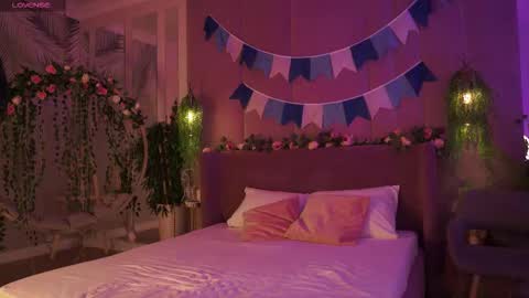 Snapshot of smiley_mia_ chatting on 09.29.25 Mia online show from 09.29.25