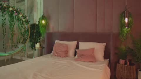 Snapshot of smiley_mia_ chatting on 11.17.25 Mia online show from 11.17.25