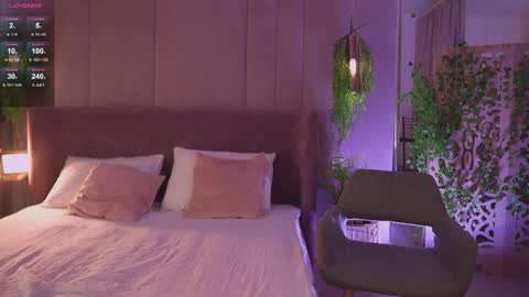 Snapshot of smiley_mia_ chatting on 11.24.25 Mia online show from 11.24.25