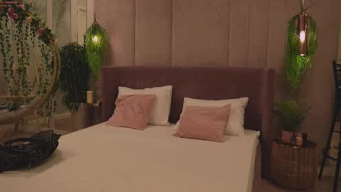 Snapshot of smiley_mia_ chatting on 11.26.25 Mia online show from 11.26.25