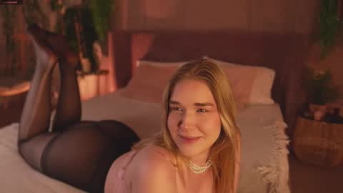 Snapshot of smiley_mia_ chatting on 11.27.25 Mia online show from 11.27.25