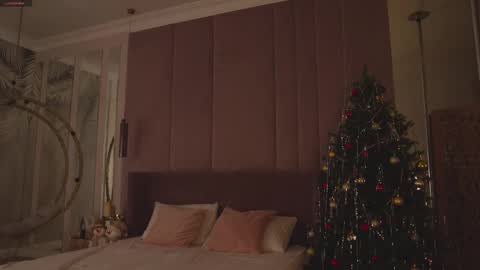 Snapshot of smiley_mia_ chatting on 12.01.25 Mia online show from 12.01.25