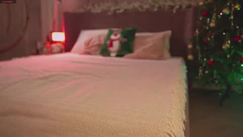 Snapshot of smiley_mia_ chatting on 12.03.25 Mia online show from 12.03.25