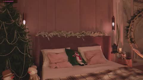 Snapshot of smiley_mia_ chatting on 12.17.25 Mia online show from 12.17.25