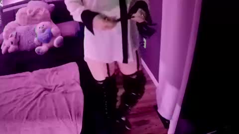 Snapshot of smokeingbitch420 chatting on 10.13.25 love bug online show from 10.13.25