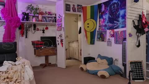 Snapshot of smokihippi chatting on 11.21.25 Big Dawg online show from 11.21.25