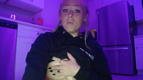 Snapshot of sneakyalicek chatting on 09.09.25 sneakyalicek online show from 09.09.25