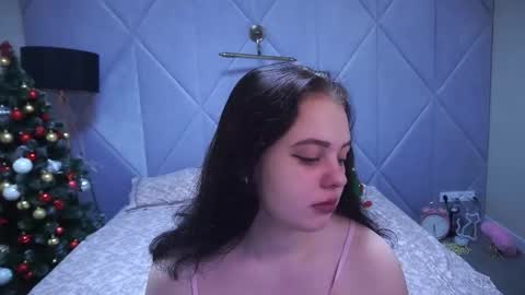 Snapshot of snowwhite_bella chatting on 12.21.25 snowwhite_bella online show from 12.21.25