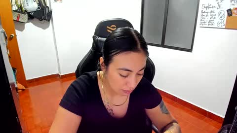 Snapshot of sofhya_jay9 chatting on 09.12.25 Evainked online show from 09.12.25