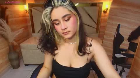 Snapshot of sofi_r_ chatting on 11.24.25 sofi_r_ online show from 11.24.25