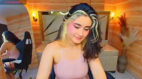 Snapshot of sofi_r_ chatting on 11.30.25 sofi_r_ online show from 11.30.25