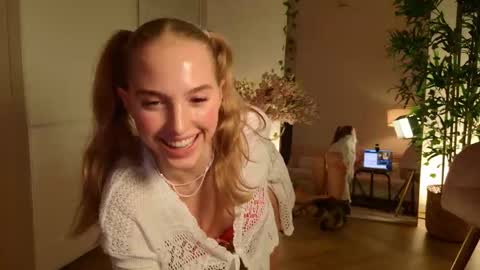 Snapshot of sofiaaaxoxoxo chatting on 10.28.25 Sofia online show from 10.28.25