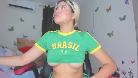 Snapshot of sofiacastillo01 chatting on 11.15.25 sofiacastillo01 online show from 11.15.25