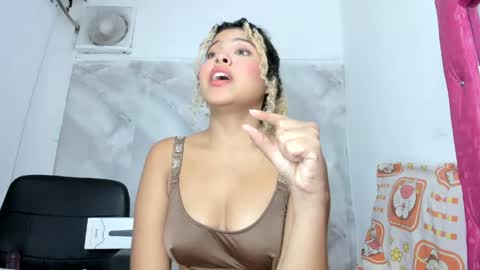 Snapshot of sofiacastillo01 chatting on 05.15.26 sofiacastillo01 online show from 05.15.26