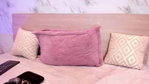 Snapshot of sofiagomez_1 chatting on 12.13.25 SOFI online show from 12.13.25