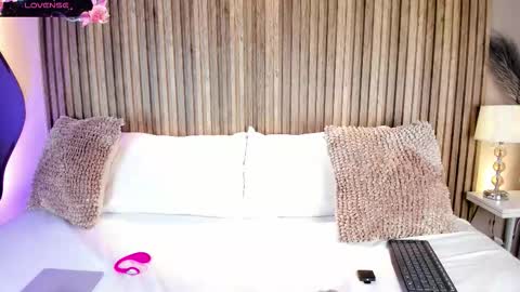 Snapshot of sofiaorange chatting on 12.14.25 Sofiaorange online show from 12.14.25