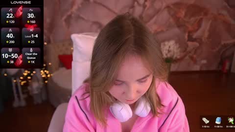 Snapshot of sofiebloom chatting on 01.18.25 Sofie online show from 01.18.25