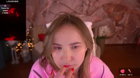 Snapshot of sofiebloom chatting on 01.19.25 Sofie online show from 01.19.25