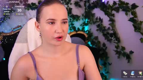 Snapshot of sofiebloom chatting on 09.22.25 Sofie online show from 09.22.25