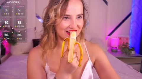 Snapshot of sofiebloom chatting on 10.09.25 Sofie online show from 10.09.25