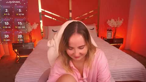 Snapshot of sofiebloom chatting on 10.12.25 Sofie online show from 10.12.25