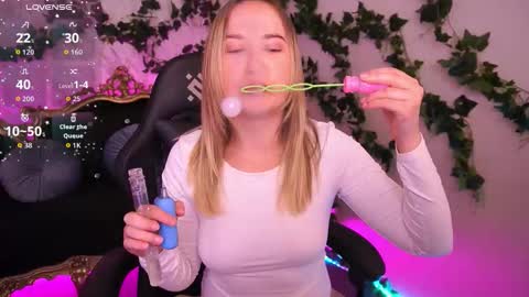 Snapshot of sofiebloom chatting on 10.16.25 Sofie online show from 10.16.25