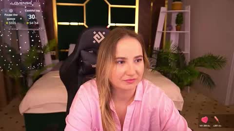 Snapshot of sofiebloom chatting on 11.10.25 Sofie online show from 11.10.25