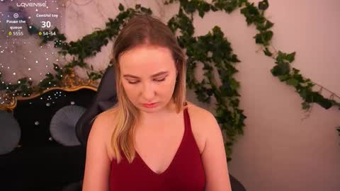 Snapshot of sofiebloom chatting on 11.13.25 Sofie online show from 11.13.25