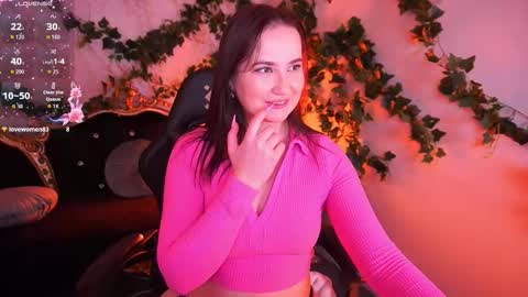 Snapshot of sofiebloom chatting on 11.23.25 Sofie online show from 11.23.25