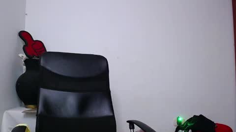 Snapshot of soft_fetish chatting on 01.29.25 Camila M online show from 01.29.25