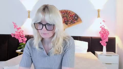 Snapshot of softsunrise chatting on 11.04.25 softsunrise online show from 11.04.25