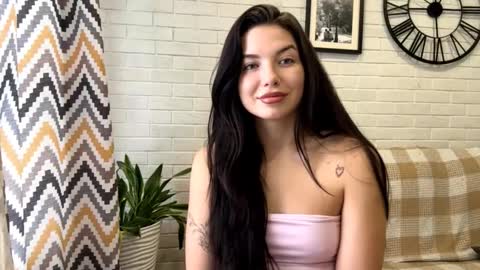 Snapshot of songmunivez chatting on 11.11.25 Kira online show from 11.11.25