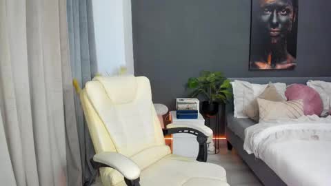 Snapshot of sonia__rey chatting on 10.27.25 Sonia Rey online show from 10.27.25