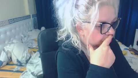 Snapshot of sonyamilf chatting on 01.20.25 Sonya online show from 01.20.25