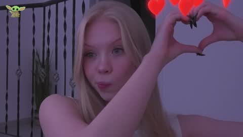 Snapshot of sonyaplush chatting on 12.21.24 Sonya  Instagram   Twitter sonyaplushgirl  OnlyFans sonyaplush online show from 12.21.24