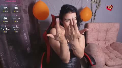 Sophi Tay online show from 10.18.25