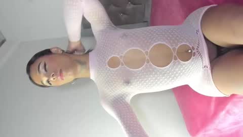 Snapshot of sophia_horny19 chatting on 10.25.25 sophia_horny19 online show from 10.25.25