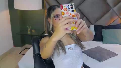 Snapshot of sophia_loreenn chatting on 09.20.25 Sofia online show from 09.20.25