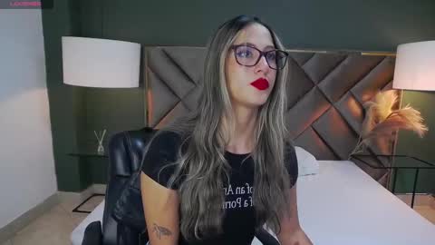Snapshot of sophia_loreenn chatting on 10.11.25 Sofia online show from 10.11.25