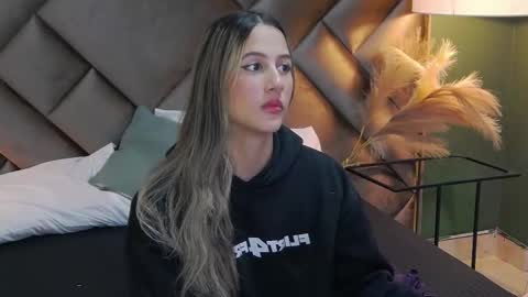 Snapshot of sophia_loreenn chatting on 10.12.25 Sofia online show from 10.12.25