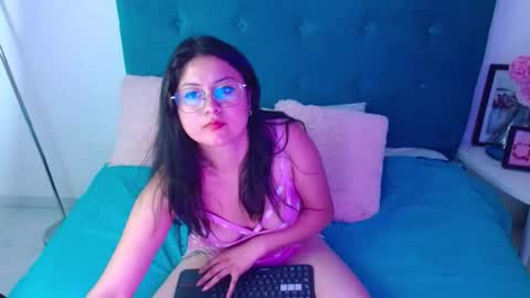 Snapshot of sophiaa_queen2 chatting on 10.22.25 sophiaa_queen2 online show from 10.22.25