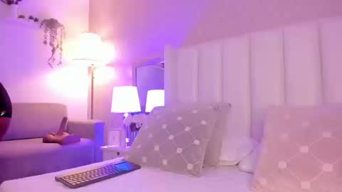 SophiaSmiths online show from 09.11.25