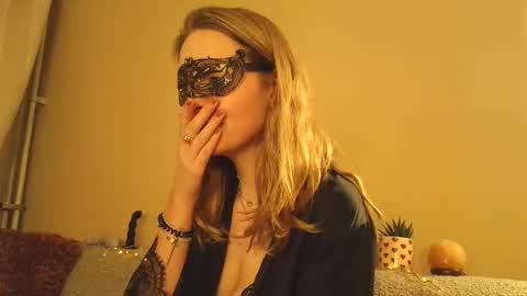 Snapshot of sophie_and_joost_luckydip chatting on 03.05.26 Sophie And Joost Luckydips Cam online show from 03.05.26